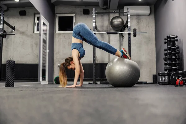 Plank Position Bollen Med Höfterna Upp Ung Stilig Kvinna Sportkläder — Stockfoto
