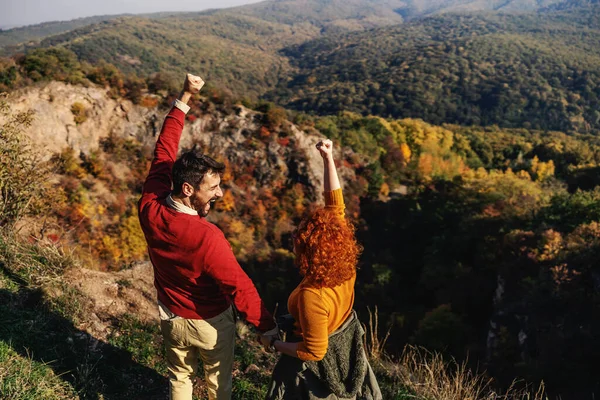 Vista Trasera Feliz Pareja Enamorada Pasar Tiempo Libre Naturaleza Pareja — Foto de Stock