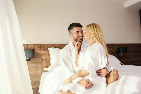 Mutlu Çift Bir Otel Odasında Birbirlerine Sarılıyorlar Otelde Romantik Sabahlar — Stok fotoğraf