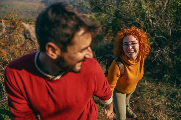 Pareja Joven Que Pasa Tiempo Libre Naturaleza Hermoso Día Soleado — Foto de Stock