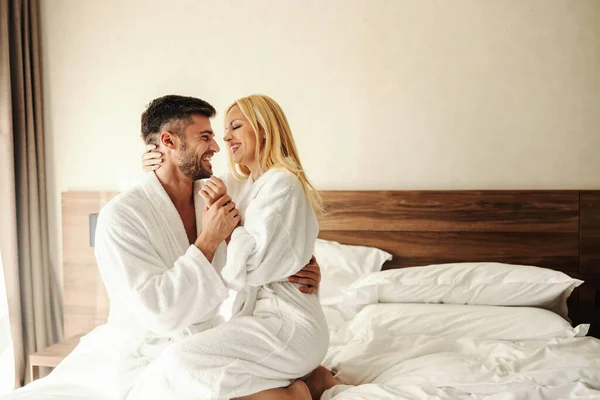 Intime Morgenmomente Hotelbett Der Wärme Eines Bademantels Eine Romantische Aufnahme — Stockfoto