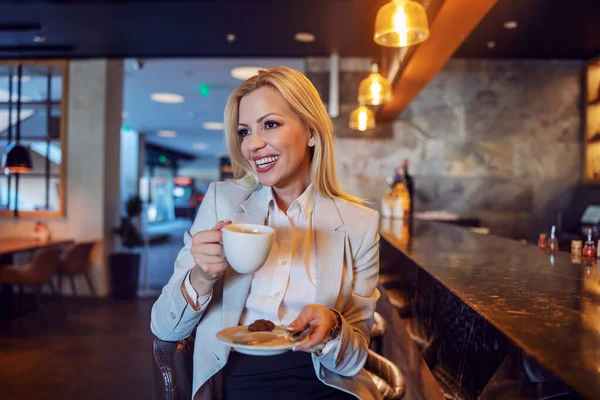 Wanita Pirang Menarik Bahagia Duduk Sebuah Kafe Dari Hotel Populer — Stok Foto