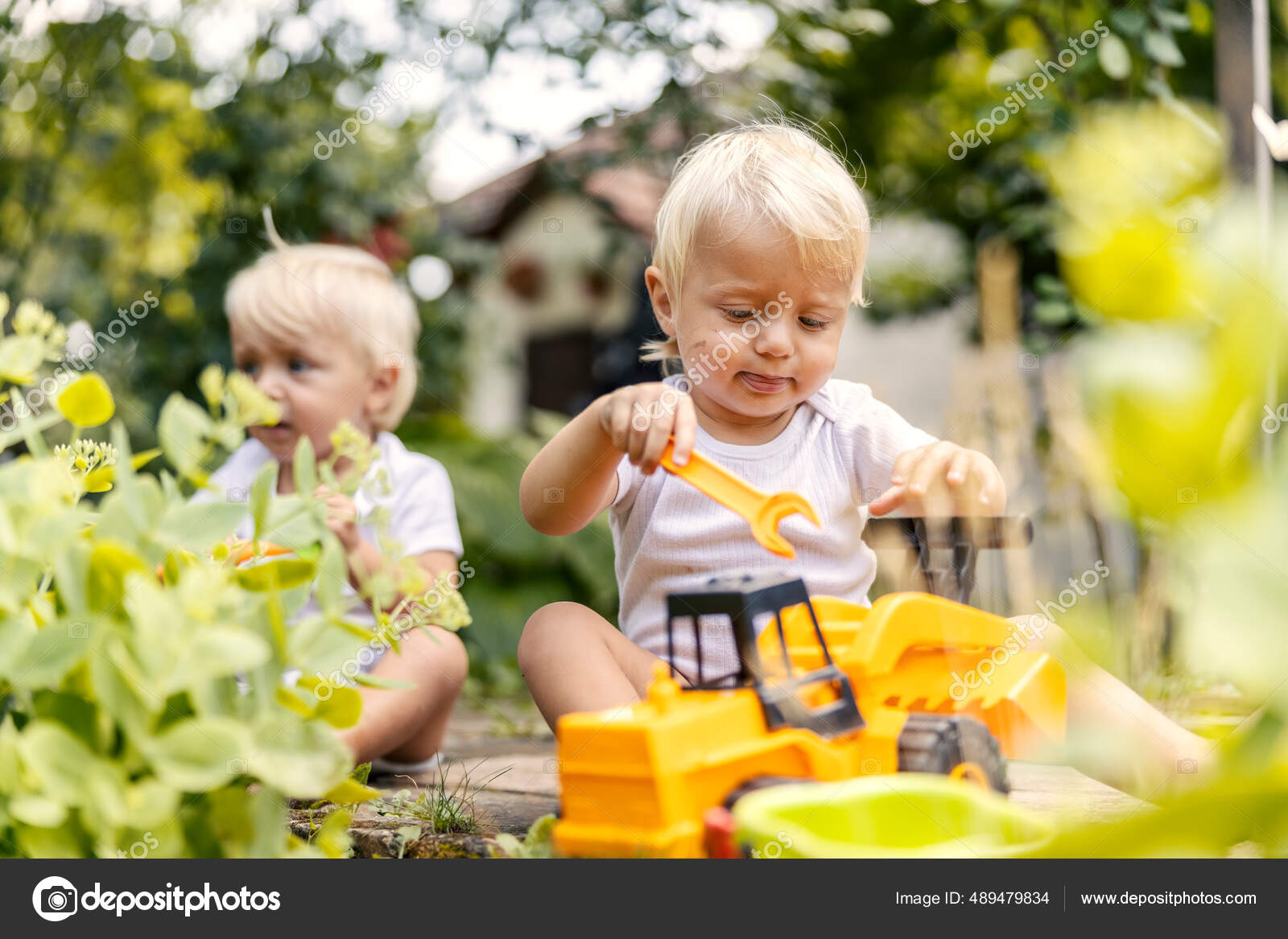 Leker Hagen Med Plastgravemaskinspill Småbarnstvillinger Sitter Hagen Leker  Med Planter – stockfoto © dusanpetkovic #489479834, image size:1600x1167