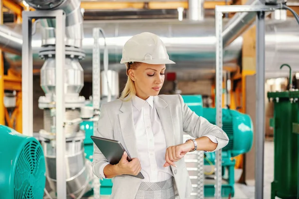 Supervisor Femenino Rubio Exitoso Mediana Edad Traje Con Casco Tableta — Foto de Stock