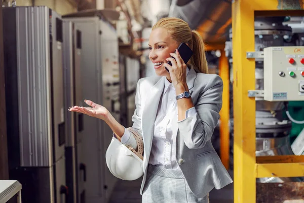 Hablando Por Teléfono Riendo Trabajo Una Mujer Negocios Sonriente Vestida —  Fotos de Stock