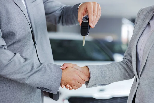 Închiderea Vânzătorului Mașini Scuturând Mâinile Clientul Predând Cheile Mașinii Timp — Fotografie, imagine de stoc