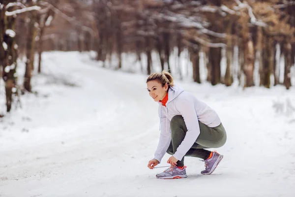 Sportowiec Kuca Wystawie Przyrodzie Zimie Wiąże Sznurowadła Trampki Fitness Zimowy — Zdjęcie stockowe