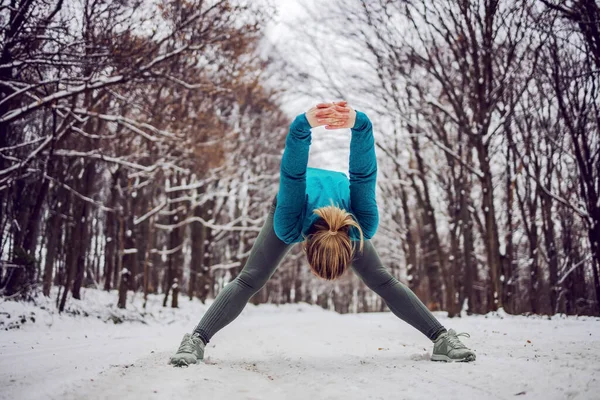 Ajuste Deportista Pie Nieve Bosque Haciendo Ejercicios Fitness Vida Sana — Foto de Stock