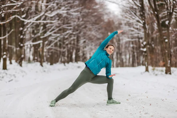 스포츠 점에서 운동하는 Fit Sportswoman 내리는 시간에 운동을 있습니다 야외의 — 스톡 사진