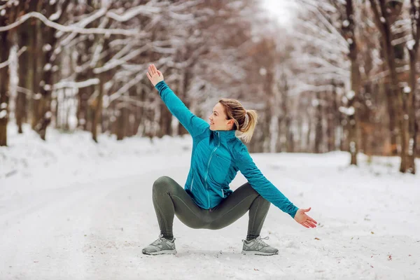 Fit Sportvrouw Sportkleding Hurkend Godin Yoga Poseren Natuur Besneeuwd Weer — Stockfoto
