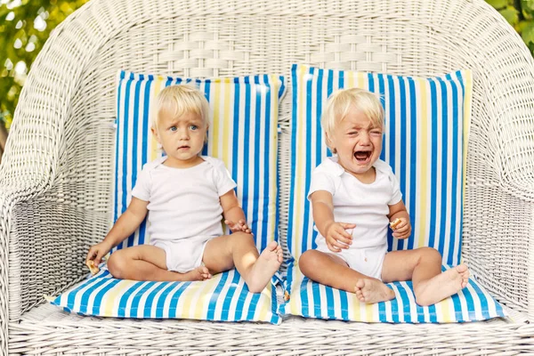 Toddler Ikrek Egy Vászonszéken Párnákkal Aranyos Babák Kék Szemekkel Szőke — Stock Fotó