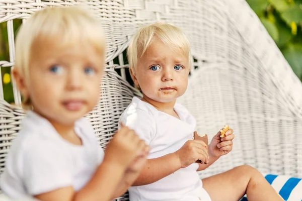 Fokus Pada Wajah Anak Laki Laki Kembar Dengan Mata Biru — Stok Foto