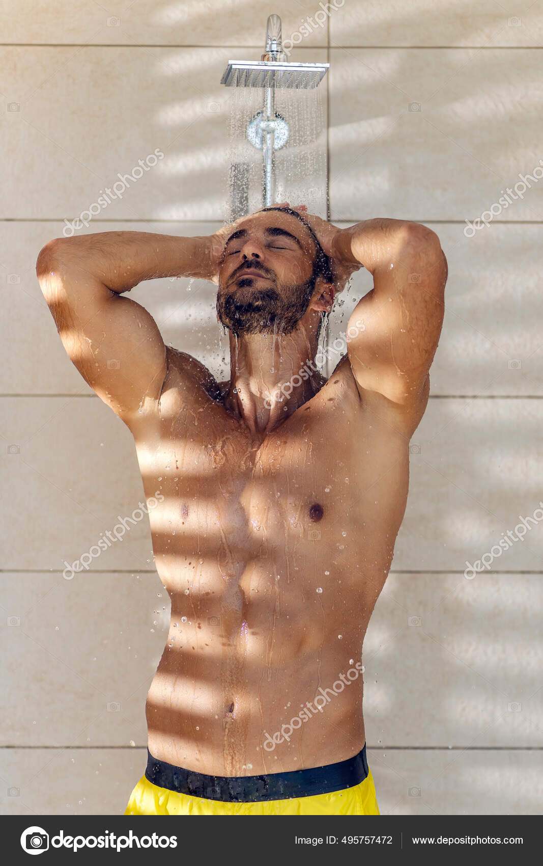 Hombre Está Tomando Una Ducha Después Piscina Mar Hombre Alto: fotografía  de stock © dusanpetkovic #495757472 | Depositphotos