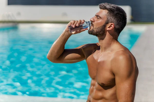 Seorang Pria Minum Air Kolam Renang Setengah Tubuh Seorang Pria — Stok Foto