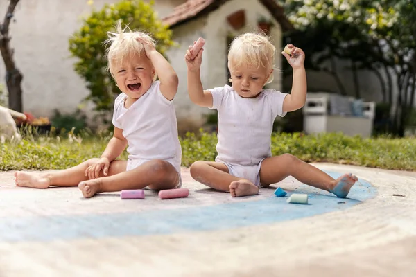 Les Jumeaux Jouent Les Tout Petits Body Blanc Pour Enfants — Photo