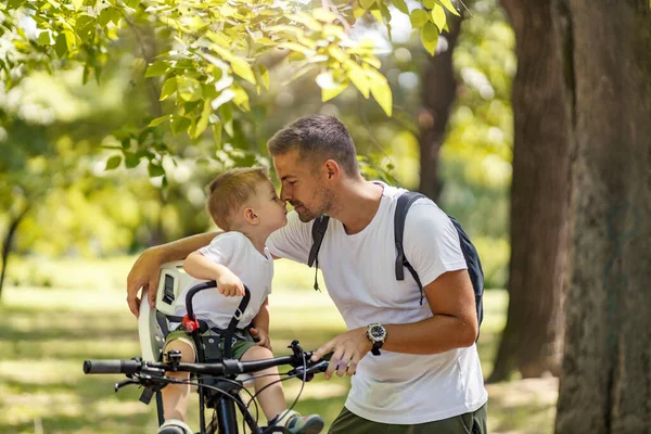 Эмоциональный Семейный Момент Отец Сын Едут Велосипеде Через Лес Солнечный — стоковое фото