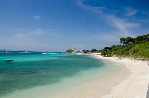 热带海滩清澈的海水白色沙滩，蔚蓝的天空，在柯兰岛 — 图库照片
