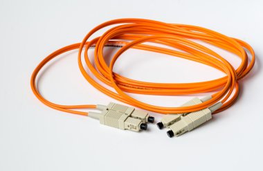 Fiber optik yama kablosu ile izole üzerinde beyaz arka plan takılan