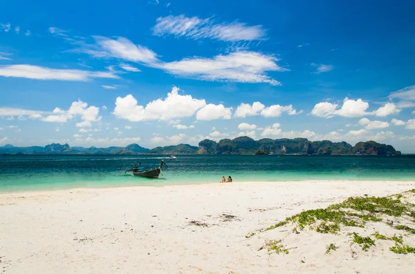 Unidentified holidaymakers relaxing on the beach — Stock Photo, Image