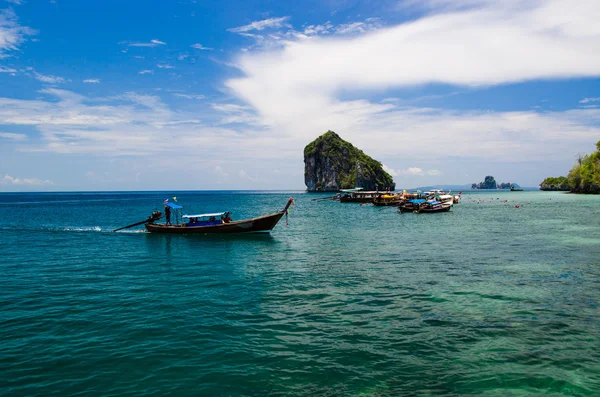 Long boat at railay in Krabi, Thailand — Stock Photo, Image