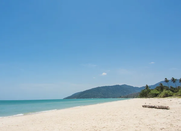 Beautiful beach and tropical sea with Blue sky — Stock Photo, Image