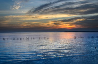 Denizin üstünde inanılmaz bir gün batımı