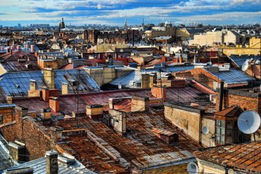 Saint-Petersburg çatılar. Şehir çatılar arka plan güneşli gün.