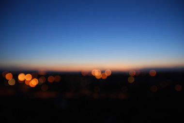 Gece şehrin odaklanmamış arka plan.