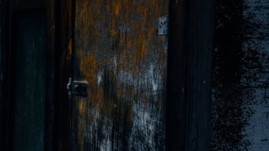 Savaş öncesi kulübenin eski ahşap kapısı.