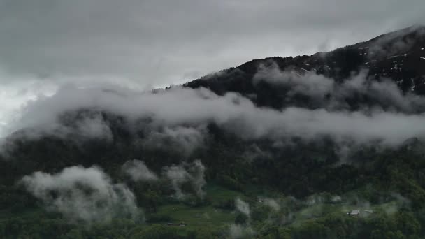 Nuvens congeladas nas montanhas — Vídeo de Stock