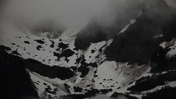 Снег в горах — стоковое видео