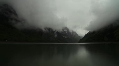 Suyun üzerinde yüzen bulutlar