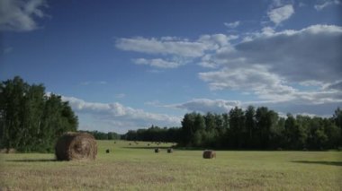 alan üzerinde yüzen bulutlar