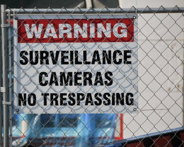 İnşaat alanındaki güvenlik uyarısını imzalayın ve izinsiz girmeyin.