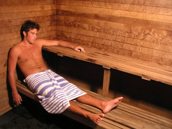 Jonge Man Ontspannen Een Houten Sauna Een Spa — Stockfoto