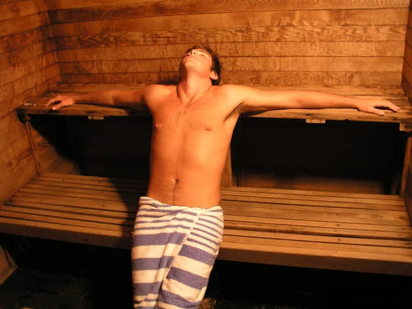 Jonge Man Ontspannen Een Houten Sauna Een Spa — Stockfoto