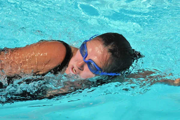 Donna Che Mantiene Una Buona Salute Nuotando Piscina — Foto Stock