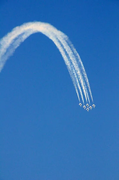 Air Show Featuring Air Force Thunderbirds Doing Loop Cloudless Blue — Stock Photo, Image