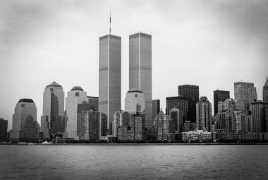 New York 'taki Dünya Ticaret Merkezi' nin siyah beyaz fotoğrafı.