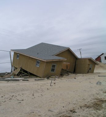 Isabel Kasırgası ve okyanus suları yüzünden sahildeki bir ev yıkıldı..