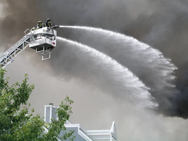 Strażacy Wieży Przeciwpożarowej Rozpylają Wodę Płonącą Strukturę — Zdjęcie stockowe