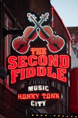 Nashville, Tennessee 'deki The Second Fiddle Honky Tonk Bar' ın neon işareti..