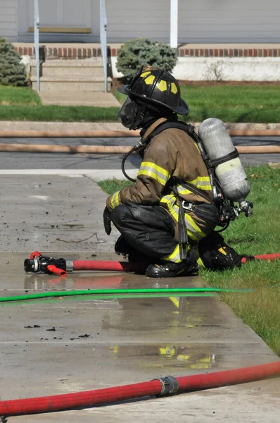 Strażak Noszący Maskę Tlenową Hełm Inne Narzędzia Odpoczynkowe Ugaszeniu Pożaru — Zdjęcie stockowe