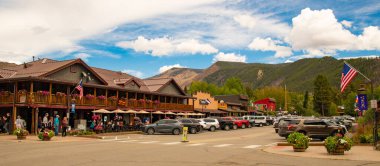 Ana caddenin geniş açılı bir fotoğrafı Grand Lake, Colorado, ABD 'de..