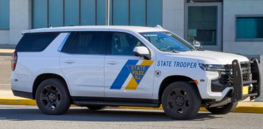 Egg Harbor Township, New Jersey, ABD, 14 Kasım 2025, New Jersey Eyalet Polisi Uluslararası Havaalanı 'nda görevli.