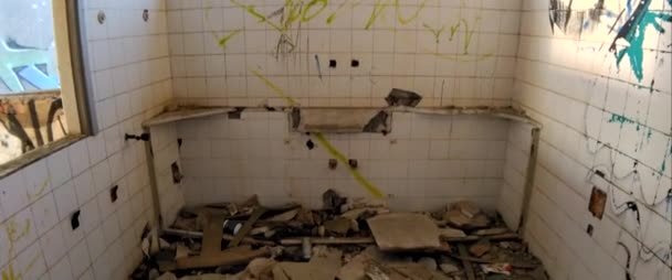 Edifício abandonado, banheiro destruído, Anamórfico — Vídeo de Stock