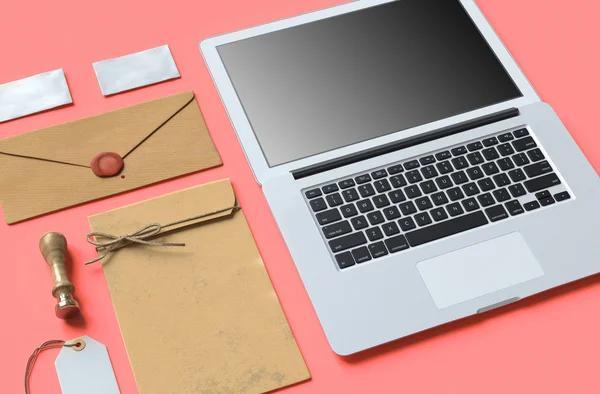 Conjunto de elementos de marcação de papel com laptop — Fotografia de Stock