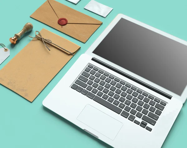 Set von Papier-Branding-Elementen mit Laptop — Stockfoto