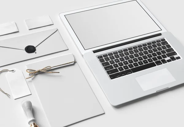 Set von Papier-Branding-Elementen mit Laptop — Stockfoto