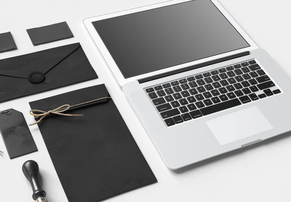 Set von Papier-Branding-Elementen mit Laptop — Stockfoto